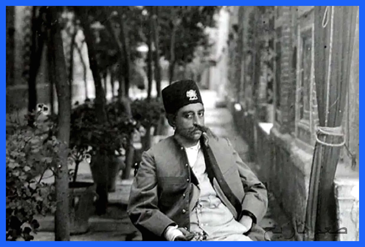 لحظه تاریخی امضای فرمان مشروطیت توسط مظفرالدین شاه در سال ۱۲۸۵ (عکس)