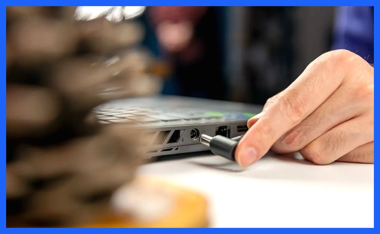 آیا شارژ دائم لپ‌تاپ به باتری آن آسیب می‌زند؟ پاسخ شما را شگفت‌زده می‌کند!