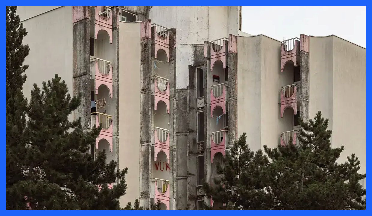 خوابگاه دانشجویی پودگوریتسا: معماری بروتالیستی با رنگ‌های صورتی جذاب! (تصاویر)