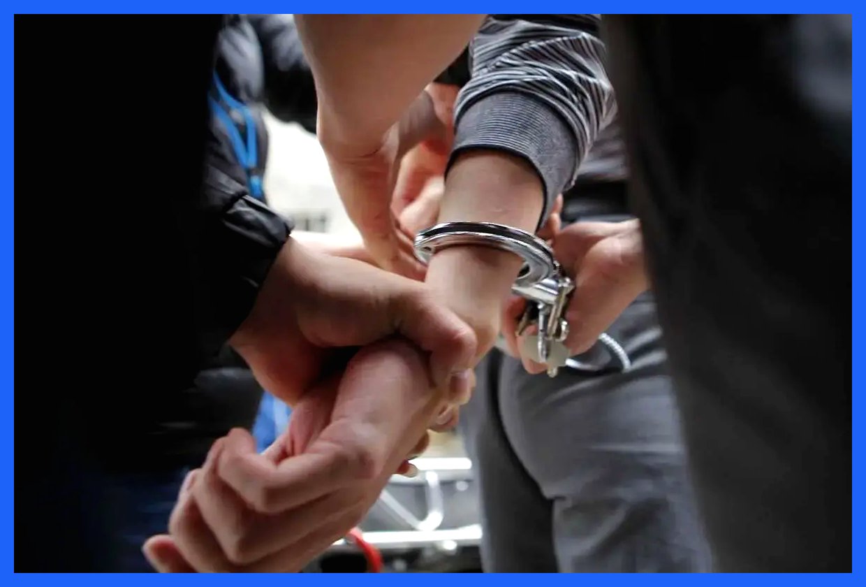 اخاذی از شهروندان در لباس پلیس/ مأموران قلابی دستگیر شدند