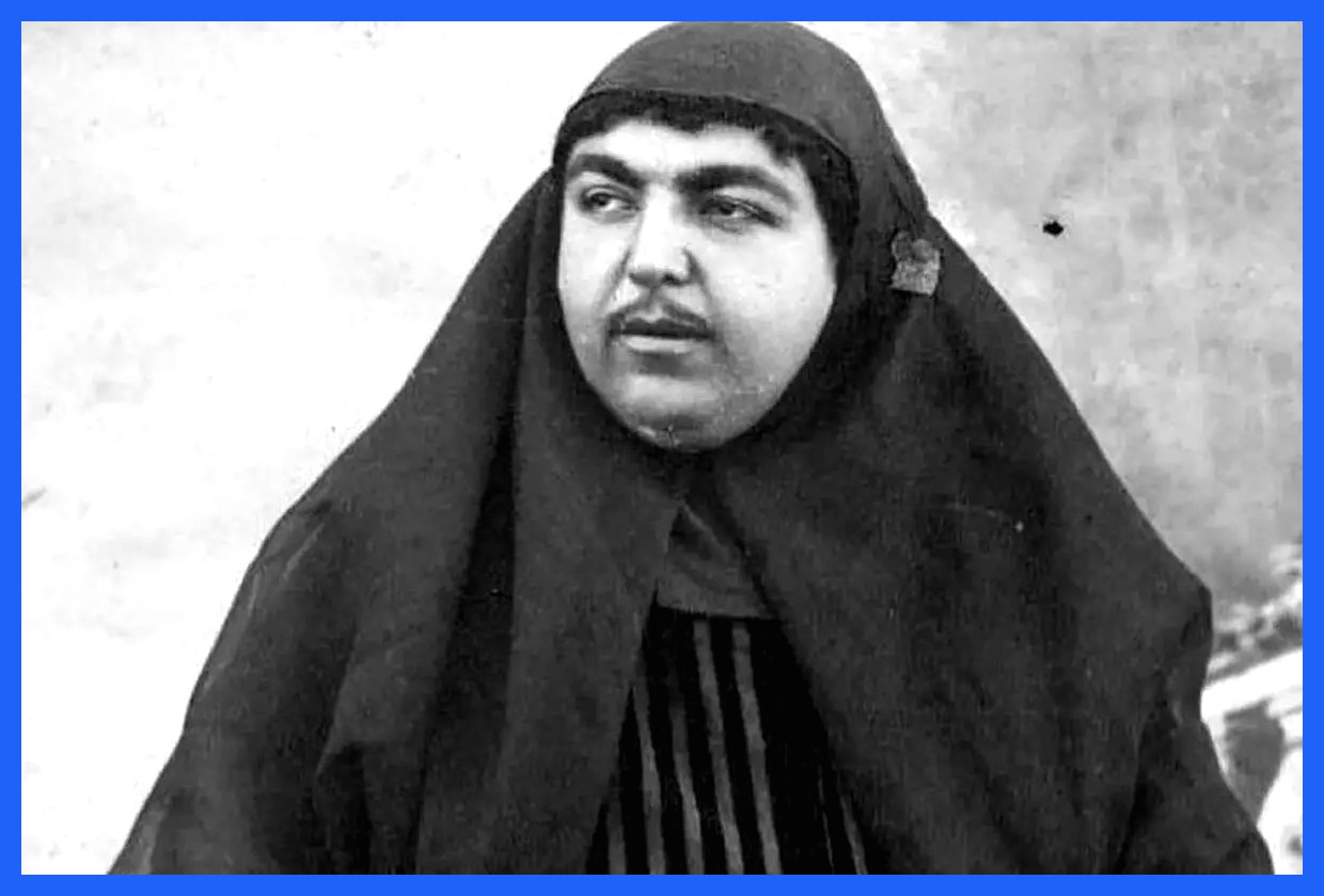 ژست خاص «عصمت‌الدوله» دختر ناصرالدین شاه به همراه حیوان خانگی‌اش