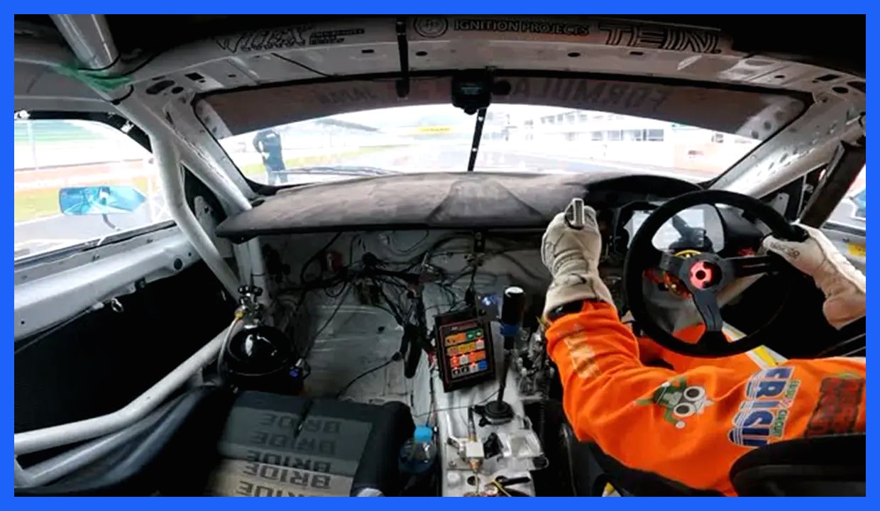 سرعت واکنش راننده در دریفت حرفه‌ای؛ نگاهی به پشت‌صحنه (فیلم)