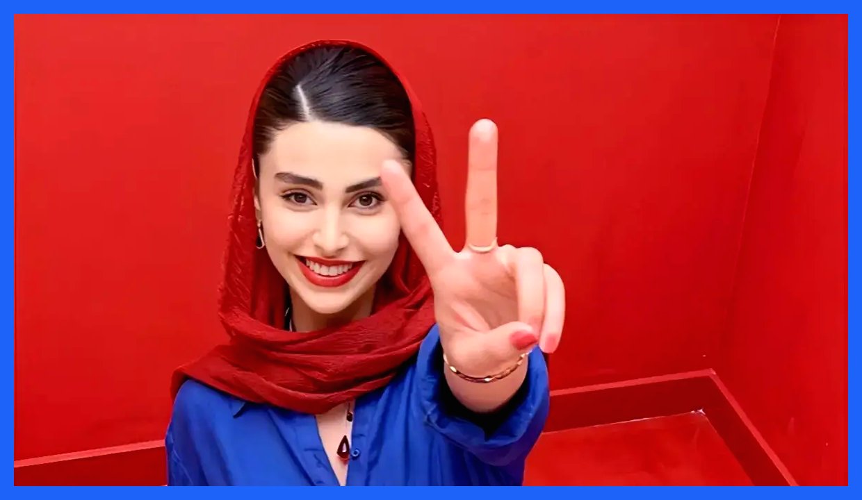 استایل سرخابی لاله مرزبان با بوت‌های بلند و روسری قرمز در یک فوتوشوت شاد (عکس)