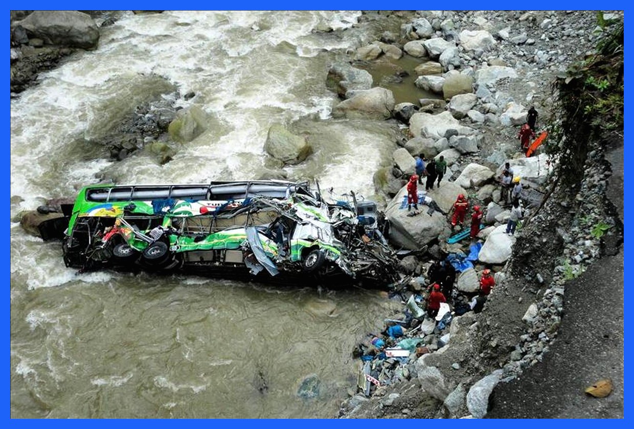 سقوط مرگبار اتوبوس دانش‌آموزان در کلمبیا: ۱۷ نفر جان باختند و ۲۰ نفر زخمی شدند