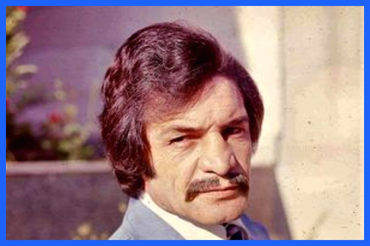 بیک ایمانوردی در حال تمرین قدرتی با هالتر در خانه؛ تصویری از دهه ۴۰