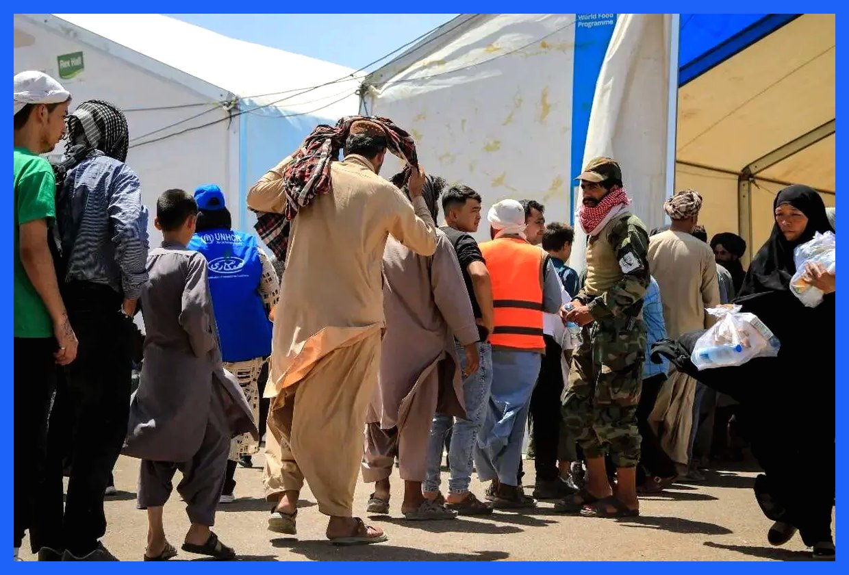 روزنامه جمهوری اسلامی در آخرین شماره خود نسبت به تبعات امنیتی ناشی از حضور گسترده اتباع خارجی در ایران هشدار داد. این روزنامه تاکید کرد که افزایش تعداد مهاجران ممکن است به مسائل اجتماعی و اقتصادی منجر شود که امنیت کشور را تحت تاثیر قرار خواهد داد. کارشناسان بر این باورند که مدیریت صحیح و برنامه‌ریزی مناسب برای این موضوع می‌تواند
