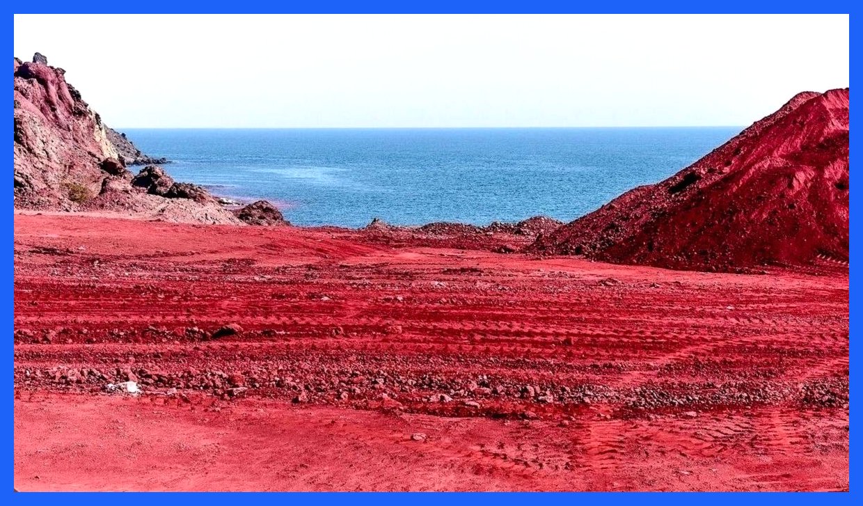 بارش باران در جزیره هرمز و برداشت‌های آخرالزمانی از آب‌های خونین ساحل آن