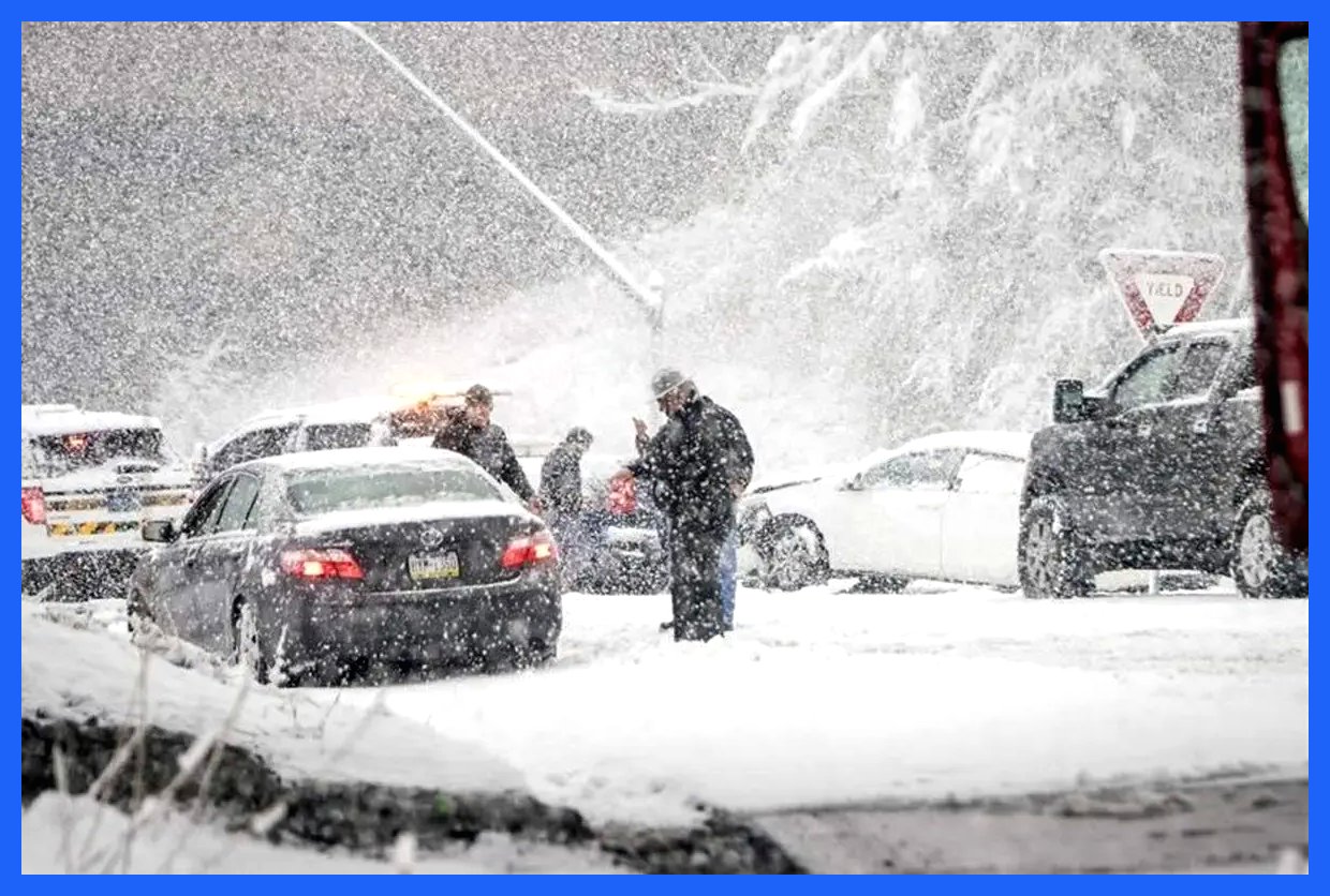 بارش برف در جاده‌های کشور؛ الزامی شدن زنجیر چرخ توسط پلیس راه
