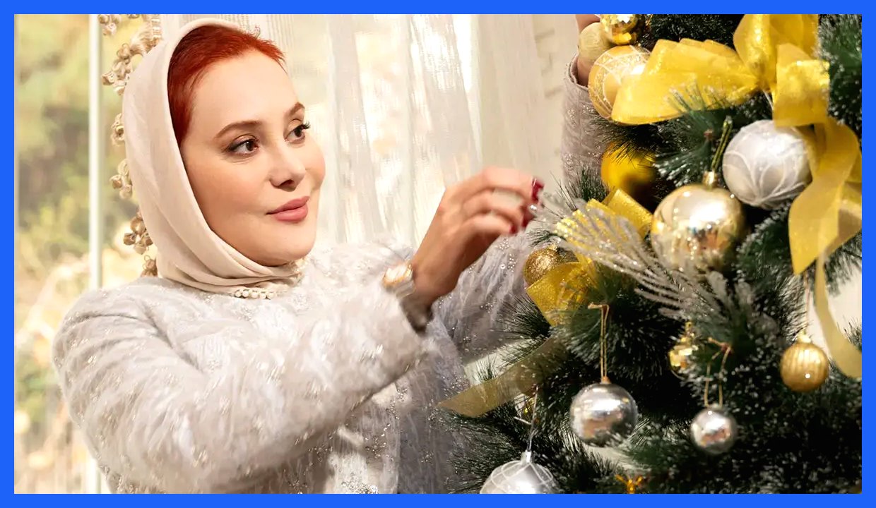 استایل زمستانی درخشان «آرام جعفری»؛ جشن کریسمس با تم نقره‌ای (عکس)