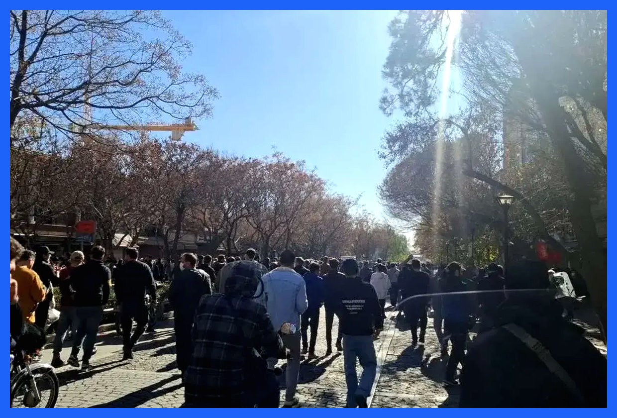 به گزارش آگاهنا، روزنامه جمهوری اسلامی در مطلبی به نقد وضعیت کنونی کشور پرداخت و اعلام کرد که وفاق موجود، وحی منزل نیست و باید به وفاق با مردم روی آورد. همچنین در این مطلب تاکید شده است که دستگاه‌های مسئول به جای نامیدن معترضان به عنوان اغتشاشگر، باید به خواسته‌ها و نظرات آنان توجه بیشتری داشته باشند. این