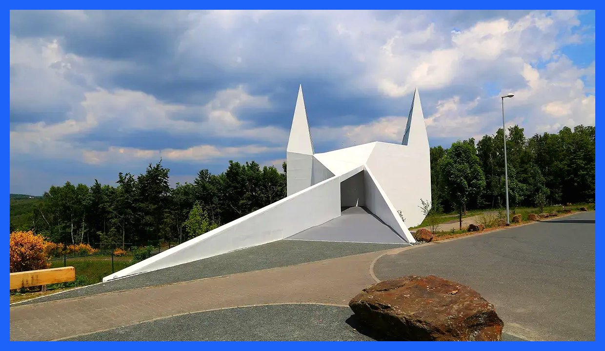 کلیسای منحصر به فرد بین‌راهی در آلمان! (+عکس)