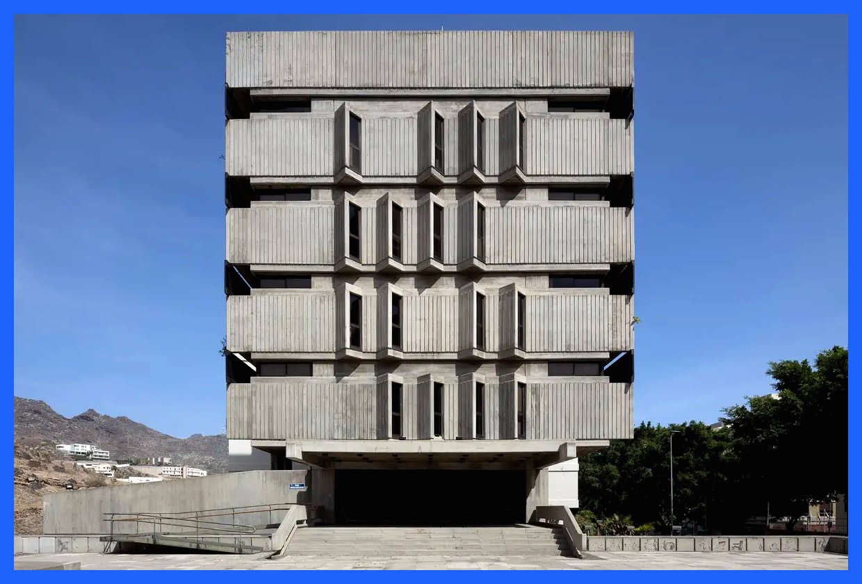 تندیس بروتالیستی معماران در قلب تنریف: هنری منحصر به فرد در دل جزیره