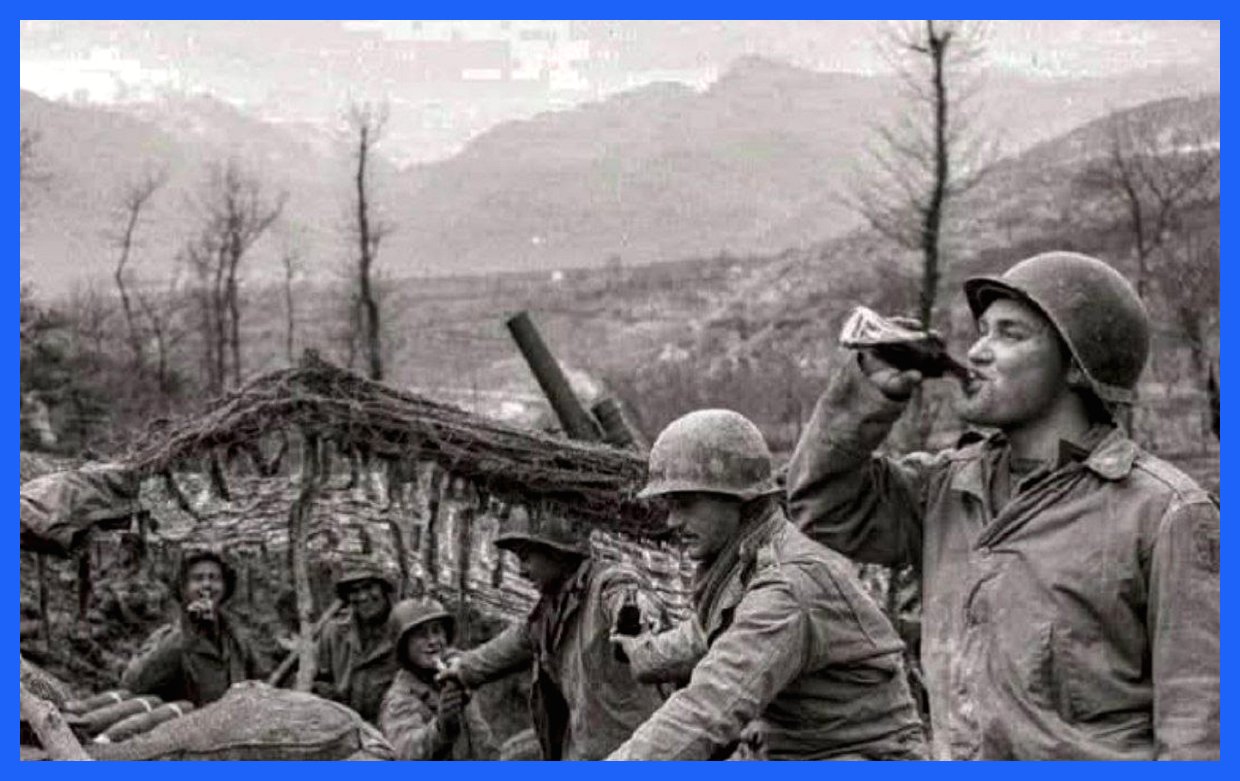 سربازان در سنگرها: لحظه‌ای از نوشیدن کوکاکولا در جنگ جهانی دوم (عکس)