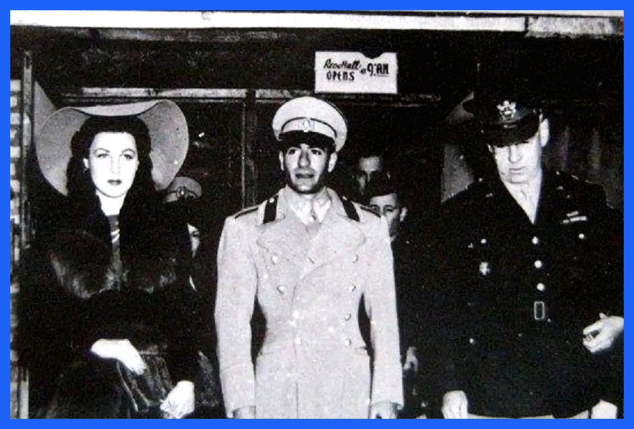 لحظه‌ای ویژه: محمدرضا پهلوی و بوسه‌ای بر دستان همسر اولش در مصر (عکس)