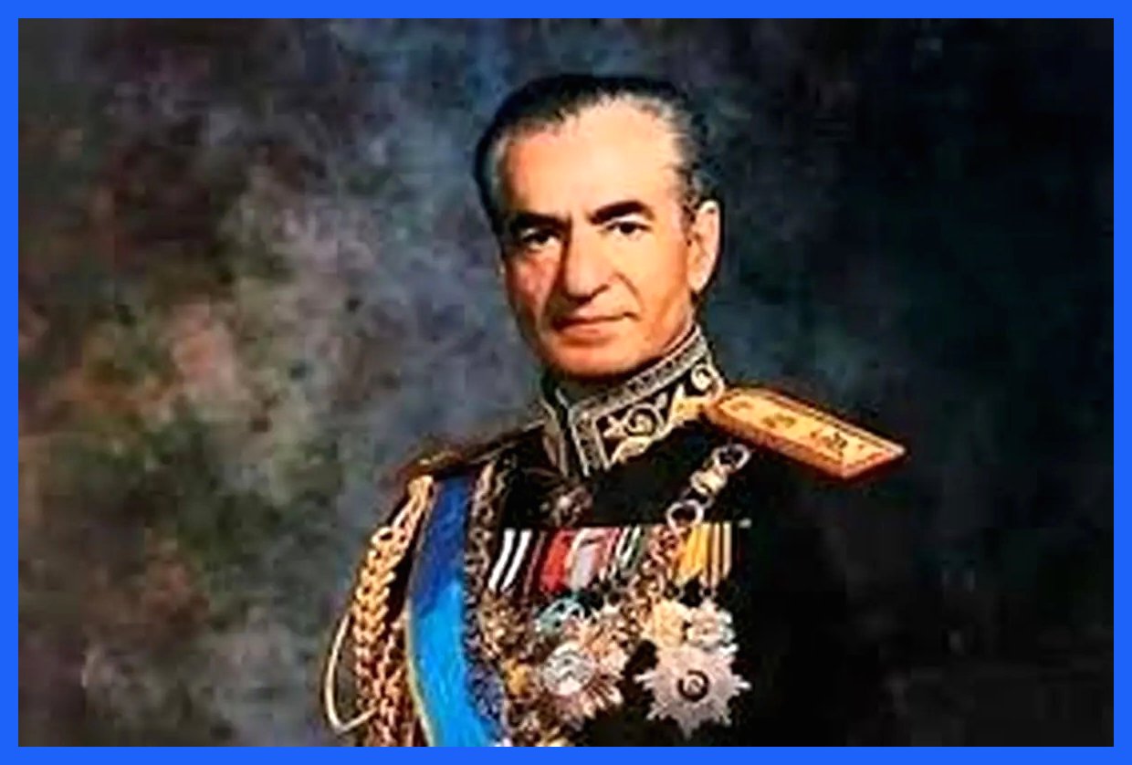 محمدرضا پهلوی، در لحظه‌ای خاطره‌ساز در سال ۱۳۳۷ مشغول مرور آلبوم عکس‌ها (عکس)