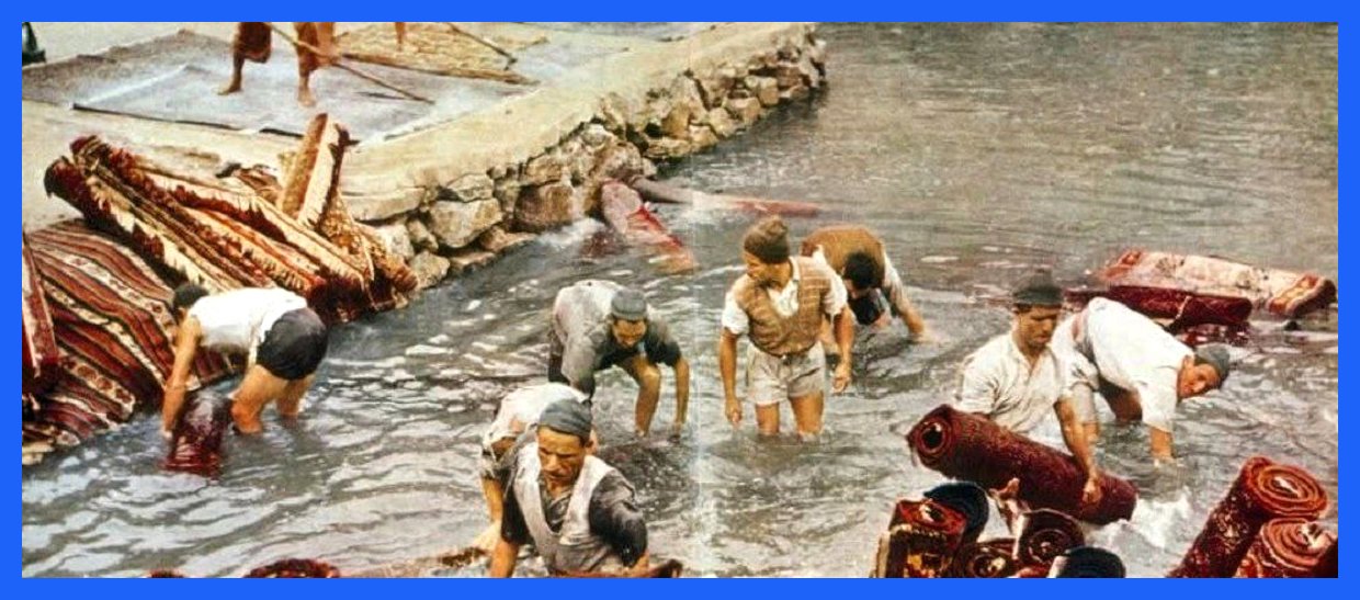 شست‌وشوی فرش در چشمه علی شهر ری در دهه چهل (عکس)
