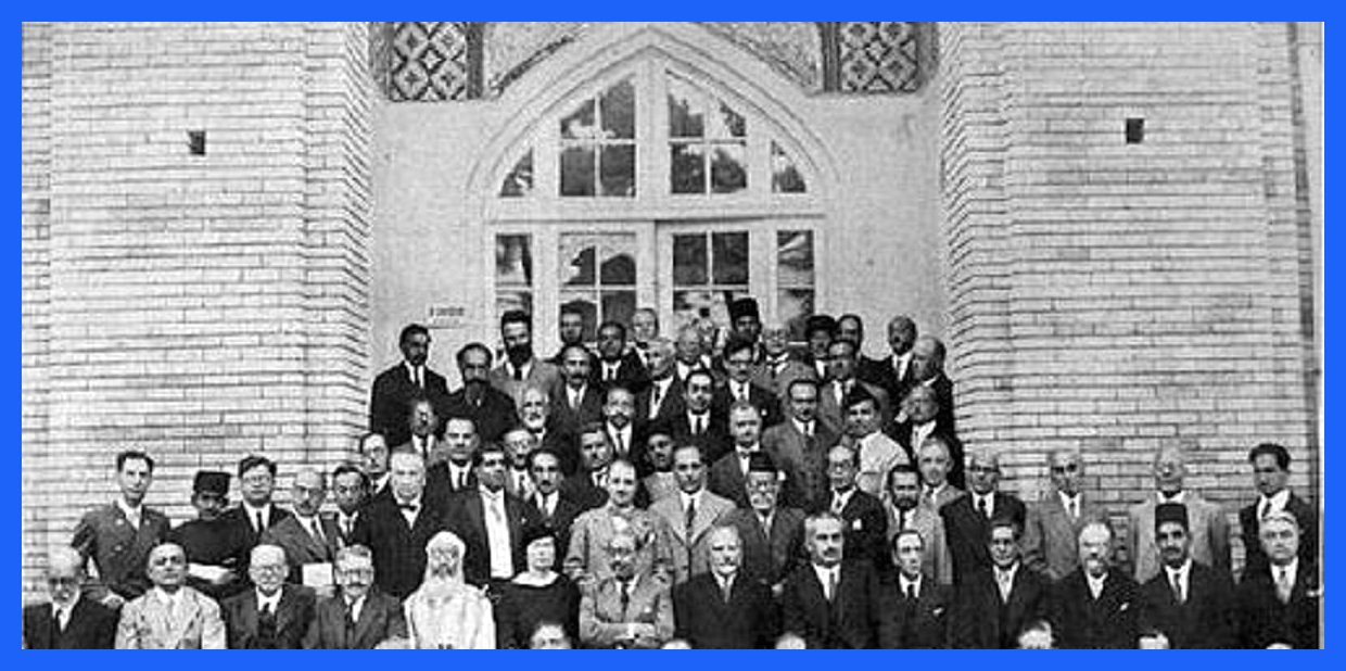 شرکت‌کنندگان کنگره هزاره فردوسی در برابر تالار دارالفنون (عکس)