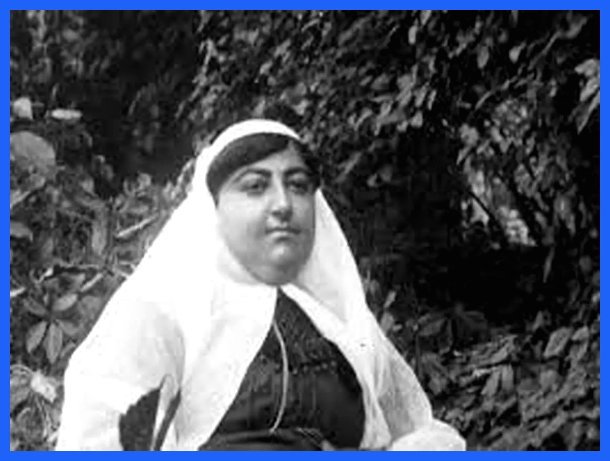 «گربه‌ای در کنار مادر احمدشاه؛ عکس یادگاری در دل تاریخ»