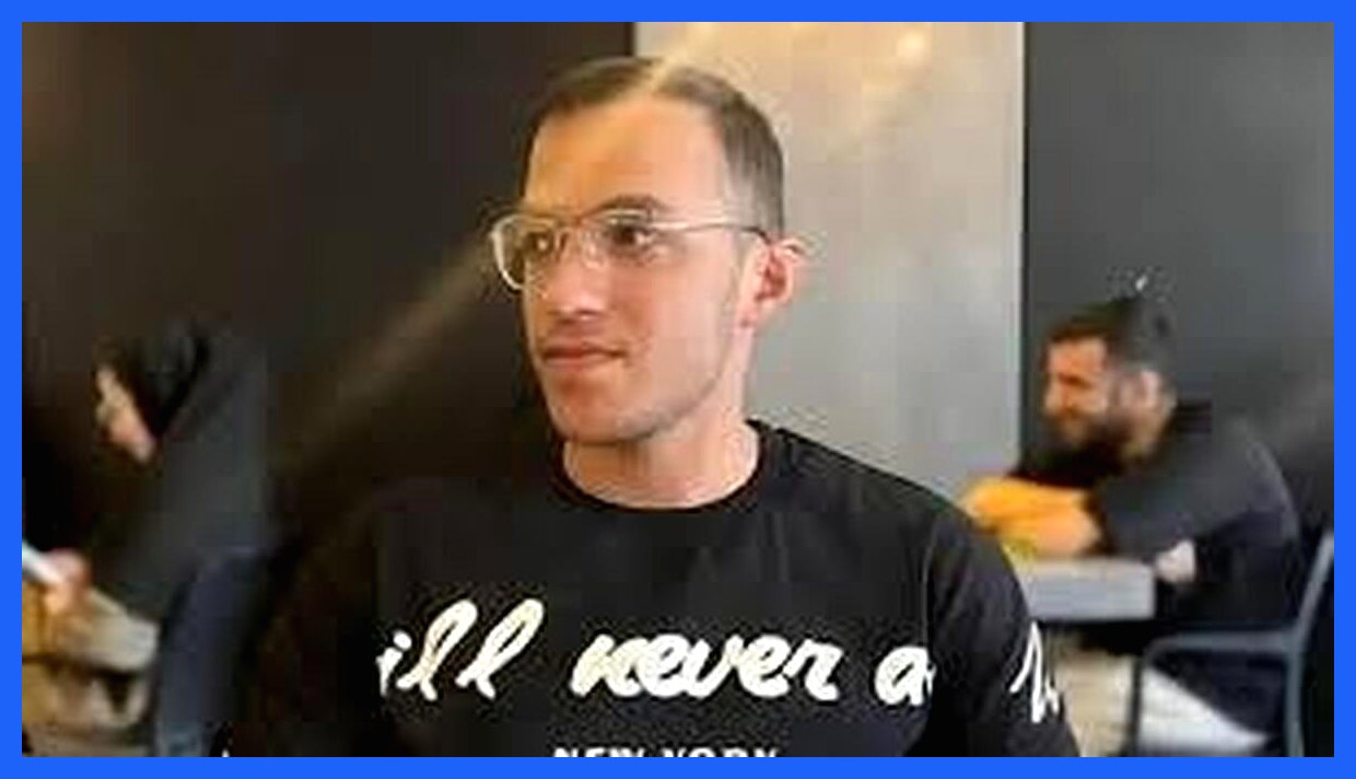 پدر جوانی که در حادثه خودسوزی در اهواز جان خود را از دست داد، به روزنامه کیهان پاسخ داد. وی در این جوابیه ضمن ابراز اندوه عمیق از وقوع این حادثه تلخ، به تشریح شرایط و وضعیت فرزندش پرداخت. او با تأکید بر مسائل اجتماعی و اقتصادی که ممکن است به این واقعه من