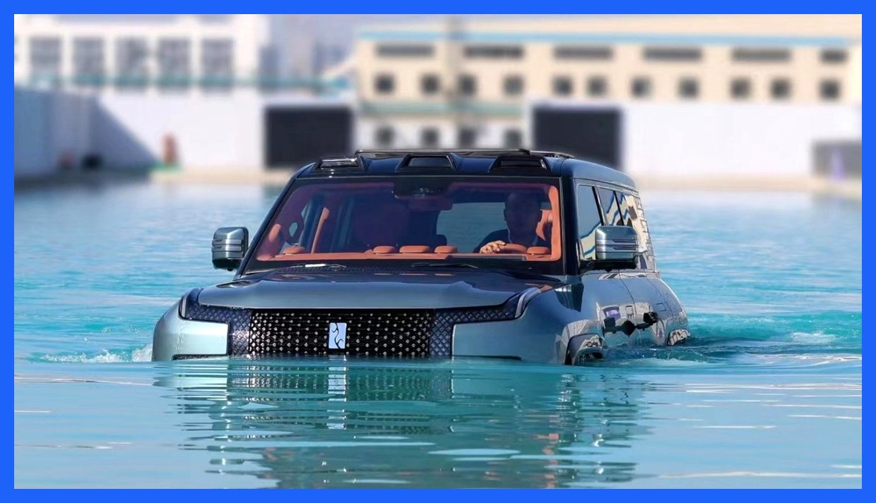 مقاومت عجیب خودرو چینی در برابر ضربات سنگین نخل 13 متری(فیلم)