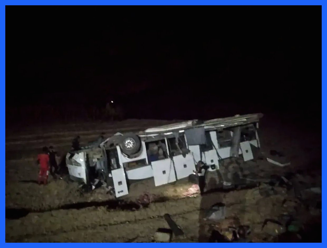 واژگونی اتوبوس در دنا؛ ۱۳ نفر مجروح شدند