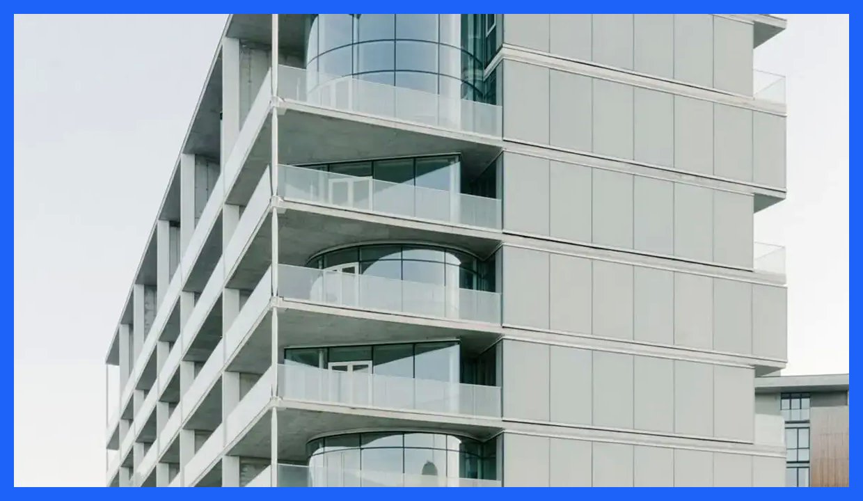 شاهکار شیشه‌ای در تفلیس؛ مجتمع مسکونی هفت‌طبقه با نمای منشوری (+عکس)