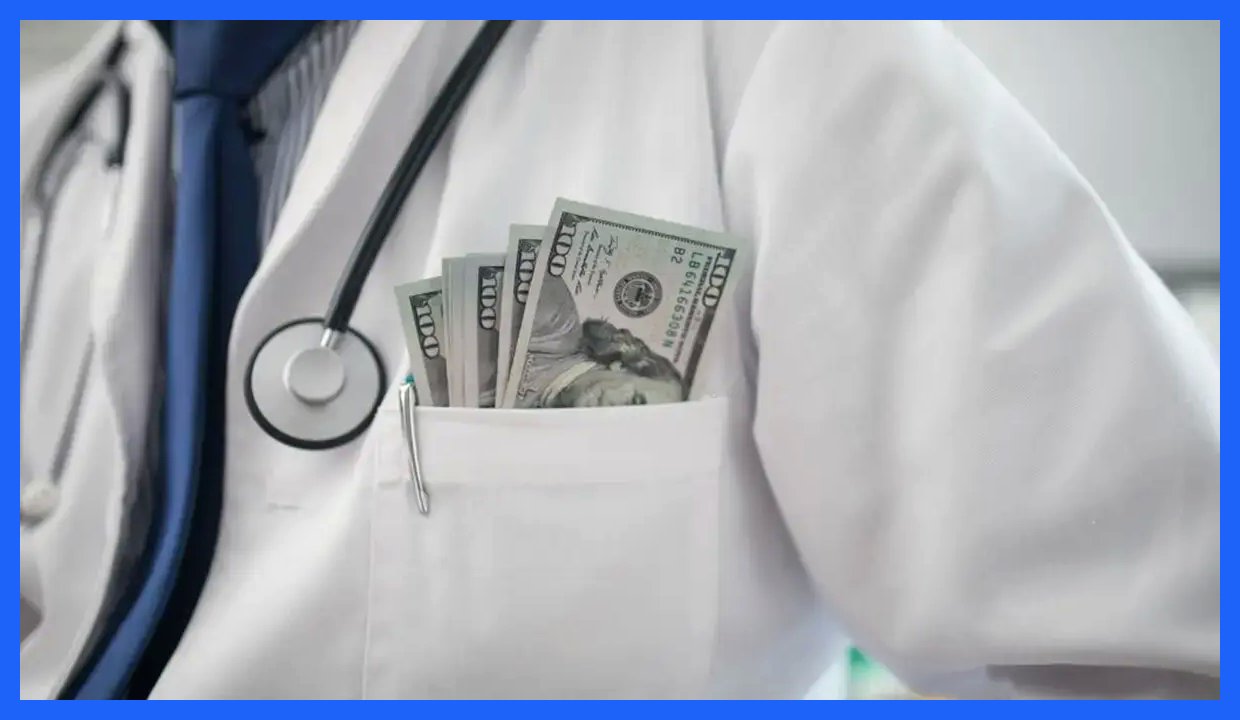 صبح ها مدیر در وزارت بهداشت - عصرها پزشک در مطب شخصی ؛ وضعیتی که در  جهان امروز «ممنوع» است