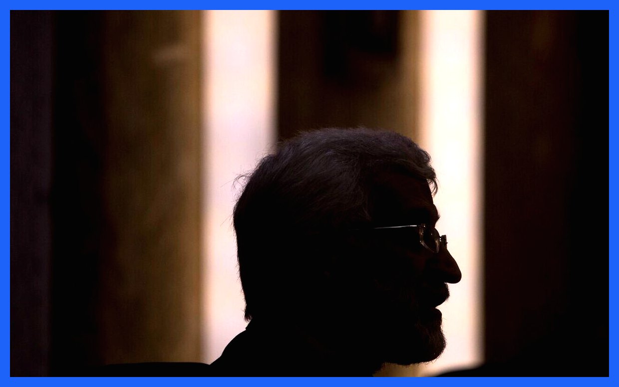 سعید جلیلی، سیاستمدار و دیپلمات ایرانی، در اظهارات خود انتقادات تندی نسبت به فرهنگ کافه‌نشینی و تفکرات مرتبط با آن مطرح کرده است. او بر این باور است که کافه‌نشینی می‌تواند عاملی برای ترویج فرهنگ‌های غربی و دوری از اصول و ارزش‌های اسلامی باشد.