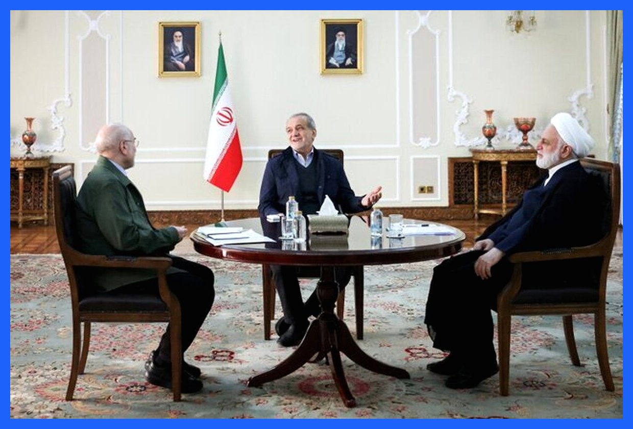 نشست مشترک سران قوای سه‌گانه به میزبانی رئیس‌جمهور برگزار شد. در این نشست، موضوعات مهم کشور مورد بحث و بررسی قرار گرفت و تصمیمات لازم اتخاذ شد. این جلسه با هدف هماهنگی بیشتر میان نهادهای مختلف برای پیشبرد امور کشور برگزار گردید. به گزارش آگاهنا، حضور سران قوای مجری