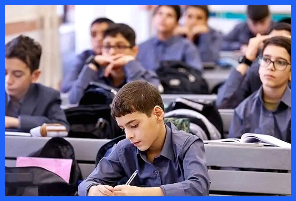 نماینده آموزش و پرورش در ستاد 9 دی با اشاره به عدم آگاهی برخی دانش‌آموزان از این رویداد تاریخی گفت: "ما با دانش‌آموزانی روبرو هستیم که از خود می‌پرسند اصلاً 9 دی چه اتفاقی افتاده است؟ وقتی به آن‌ها می‌گوییم این روز به عنوان روز بصیرت