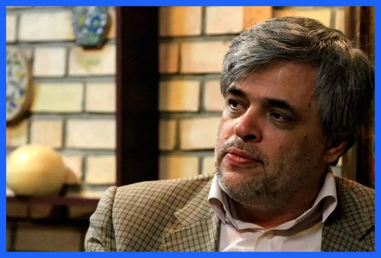 مهاجری با اشاره به وضعیت سیم کارت‌های سفید گفت: اگر نماینده‌ای ادعا کند که سیم کارت سفید ندارد، به نوعی خود را به کوچه علی‌چپ می‌زند. او همچنین تأکید کرد که این مسئله نشان‌دهنده عدم آگاهی یا عدم صداقت در ارائه اطلاعات است. این اظهارات در راستای ضرورت شفافیت و