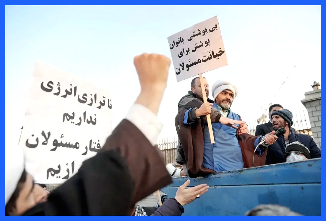 پس از تأکید مقام معظم رهبری بر حمایت از دولت، رفتار گروه‌های تندرو در فضای سیاسی کشور مورد تحلیل و بررسی قرار گرفته است. این گروه‌ها که معمولاً مواضع انتقادی و تندی نسبت به دولت دارند، در روزهای اخیر واکنش‌های متفاوتی نشان داده‌اند. 

برخی از این تندروها تلاش کردند تا با بیان