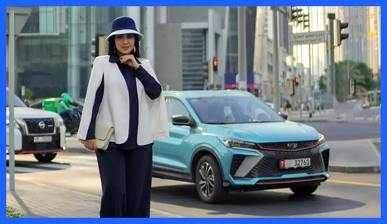 تیپ مدرن شیدا یوسفی در دبی؛ ست شیک با جاکت دو‌رنگ سفید و آبی (عکس)