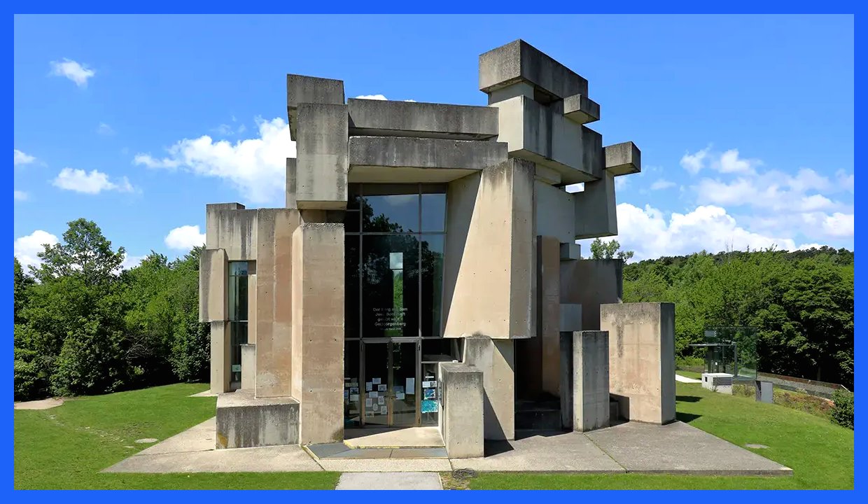 ووتروبا؛ جواهری از معماری بروتالیسم مذهبی با 152 بلوک مقاوم (+عکس)