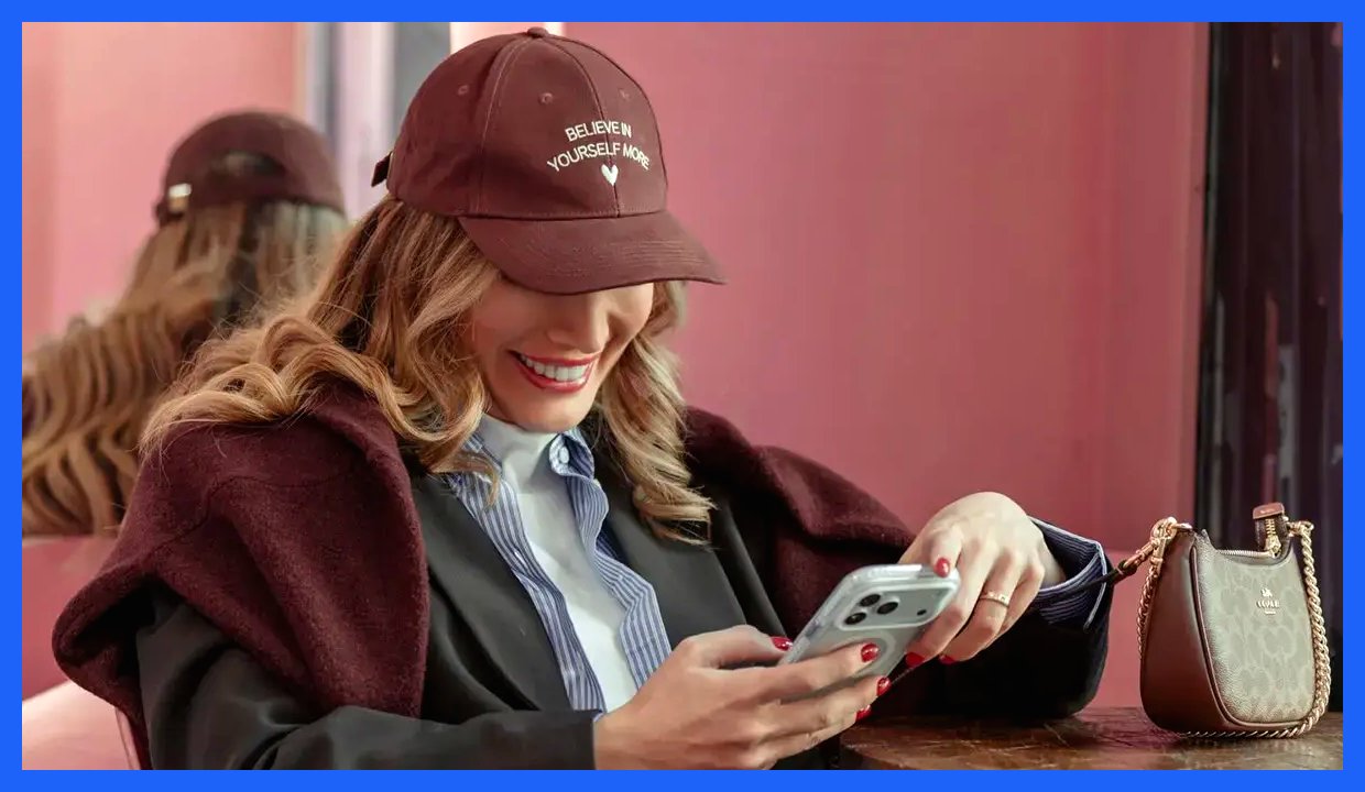 استایل کژوال متین ستوده با کت بزرگ و کلاه قرمز (عکس)