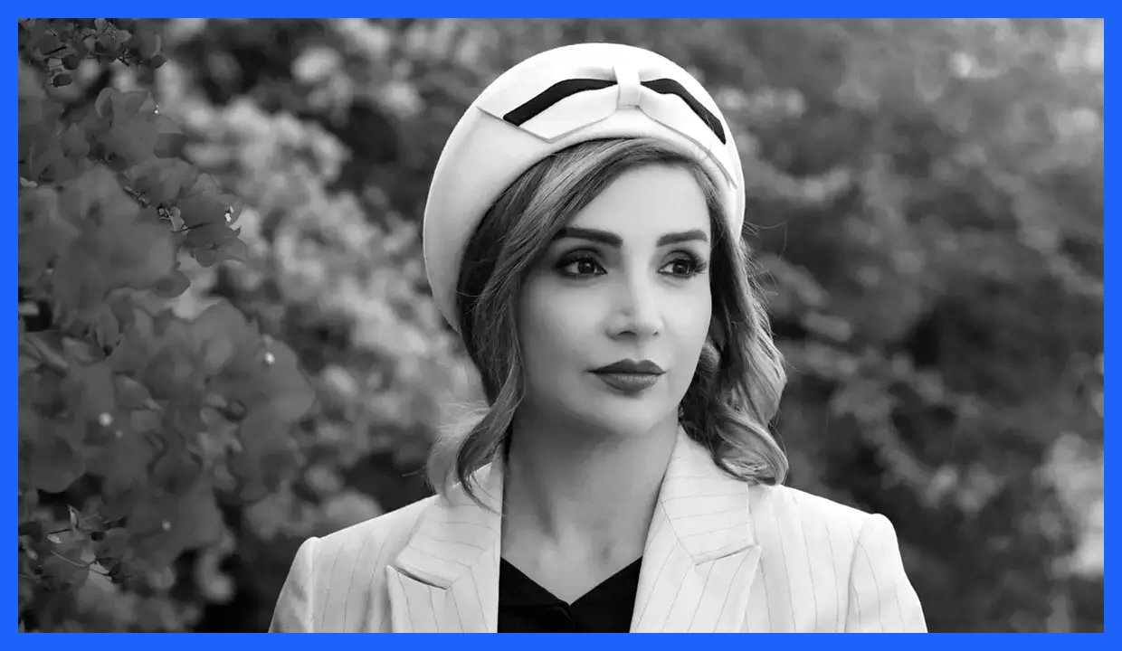 استایل کلاسیک شبنم قلی‌خانی در دبی با کلاه سفید و جاکت خط‌دار (عکس)