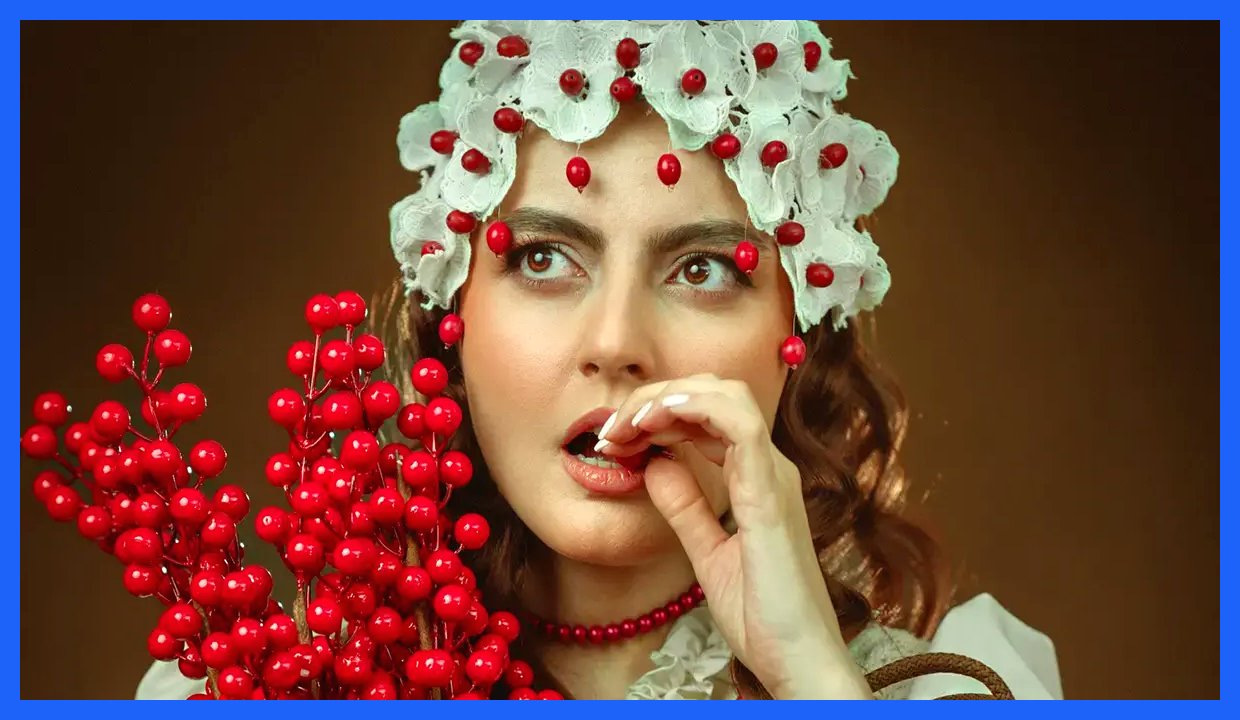 افسانه کمالی در فوتوشوت جدیدش با استایل رمانتیک و تاج گل سفید درخشش می‌کند (عکس)