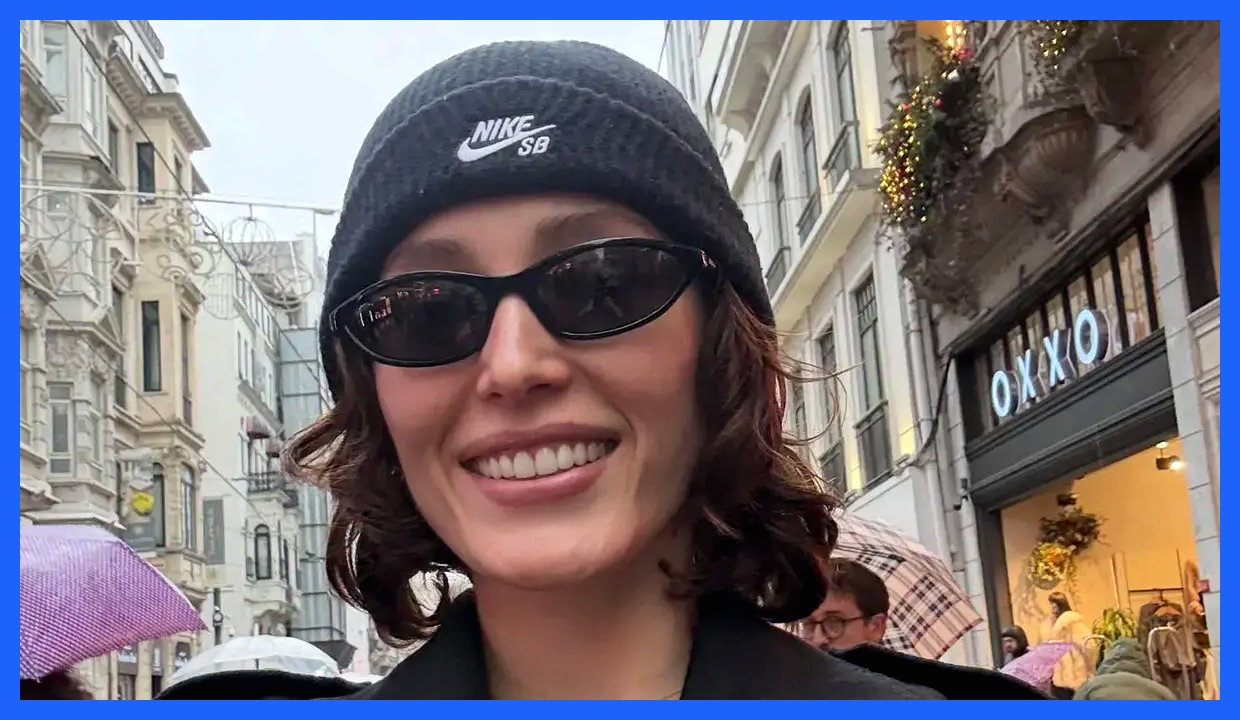 قدم زدن فرشته حسینی در خیابان‌های بارانی استانبول (عکس)