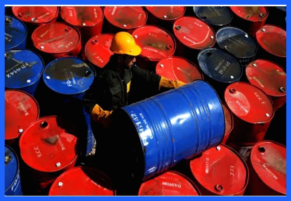 کاهش قیمت جهانی نفت در روز جمعه ۱۴ آذرماه