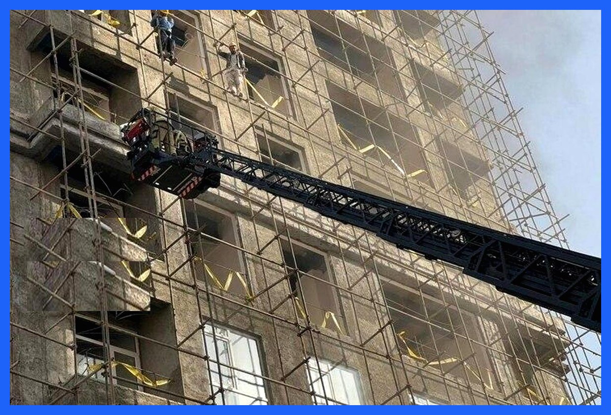 آتش‌سوزی یک برج نیمه‌کاره در انتهای بزرگراه شهید همدانی مهار شد