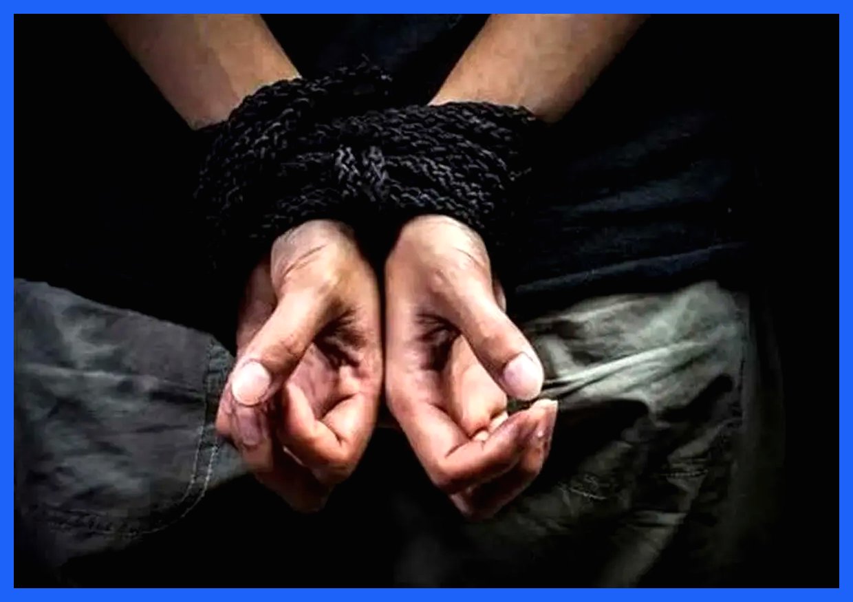 فرار گروگان از چنگ گروگان‌گیران با ترفند لباس قلابی پلیس