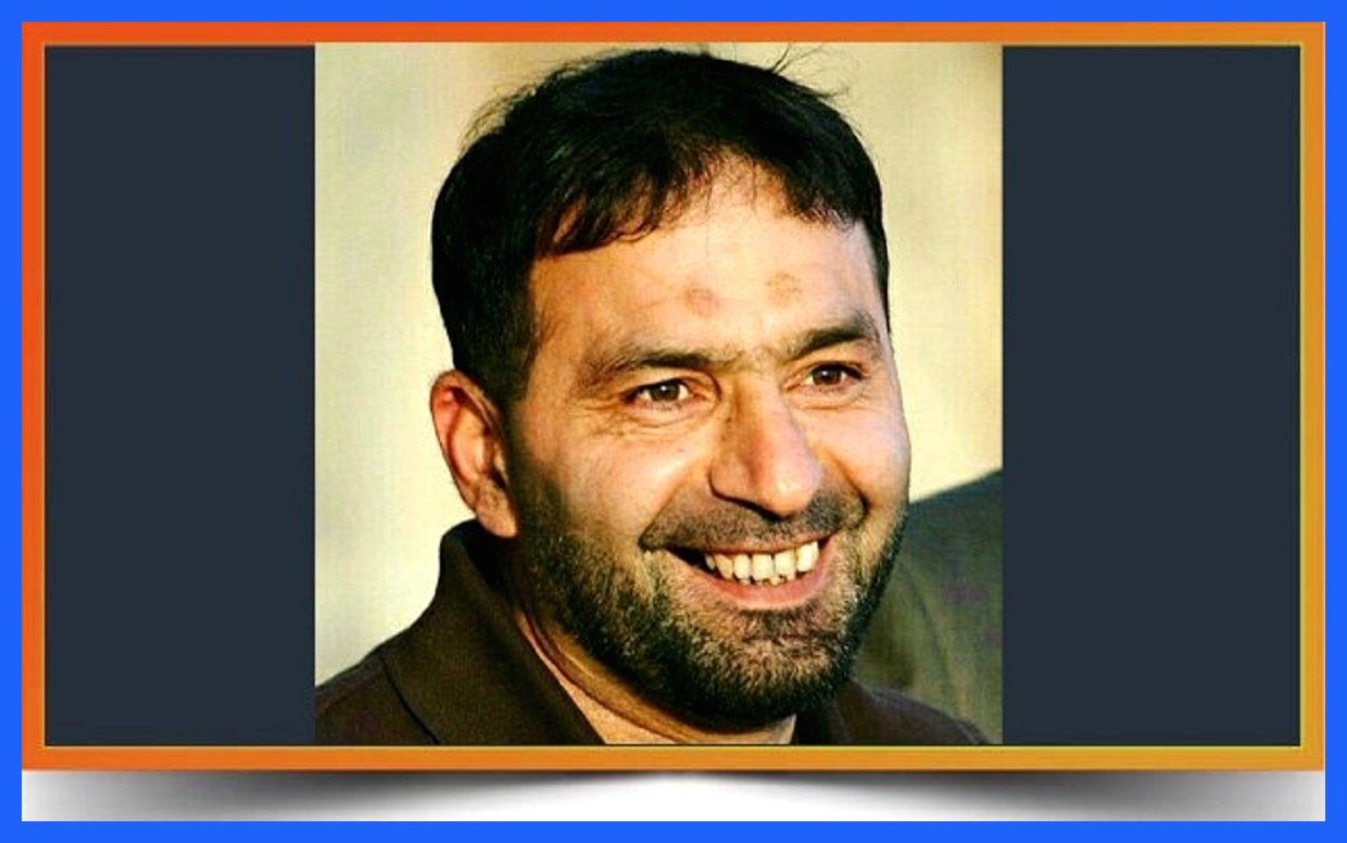 پدر صنعت موشکی در حال رصد دشمن در جبهه؛ یادگاری از دهه ۶۰ (عکس)