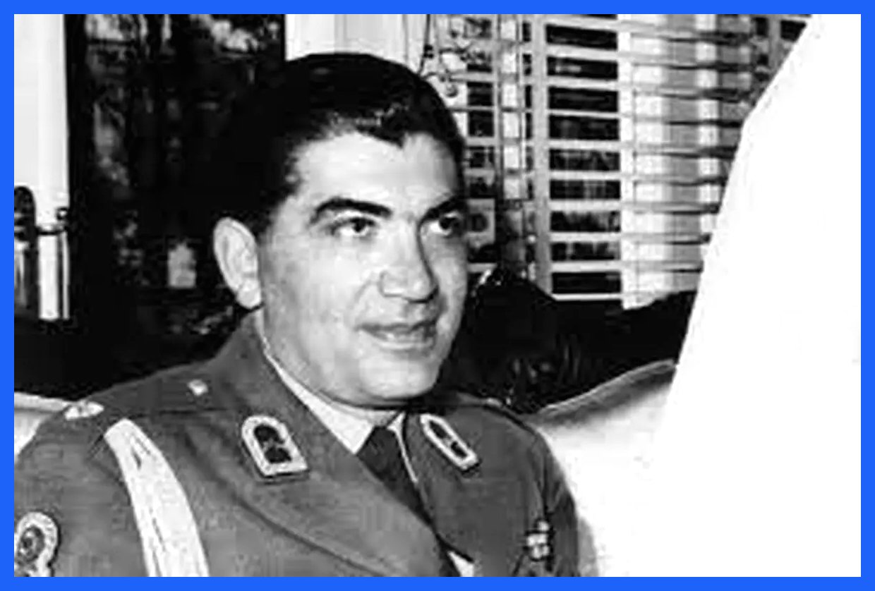 «هویدا» کنار «غلامرضا پهلوی و همسرش»؛ دهه 40