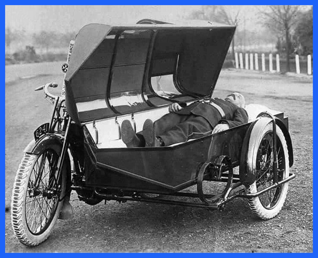 حمل بیمار در تابوت: تصاویری غم‌انگیز از وضعیت اضطراری