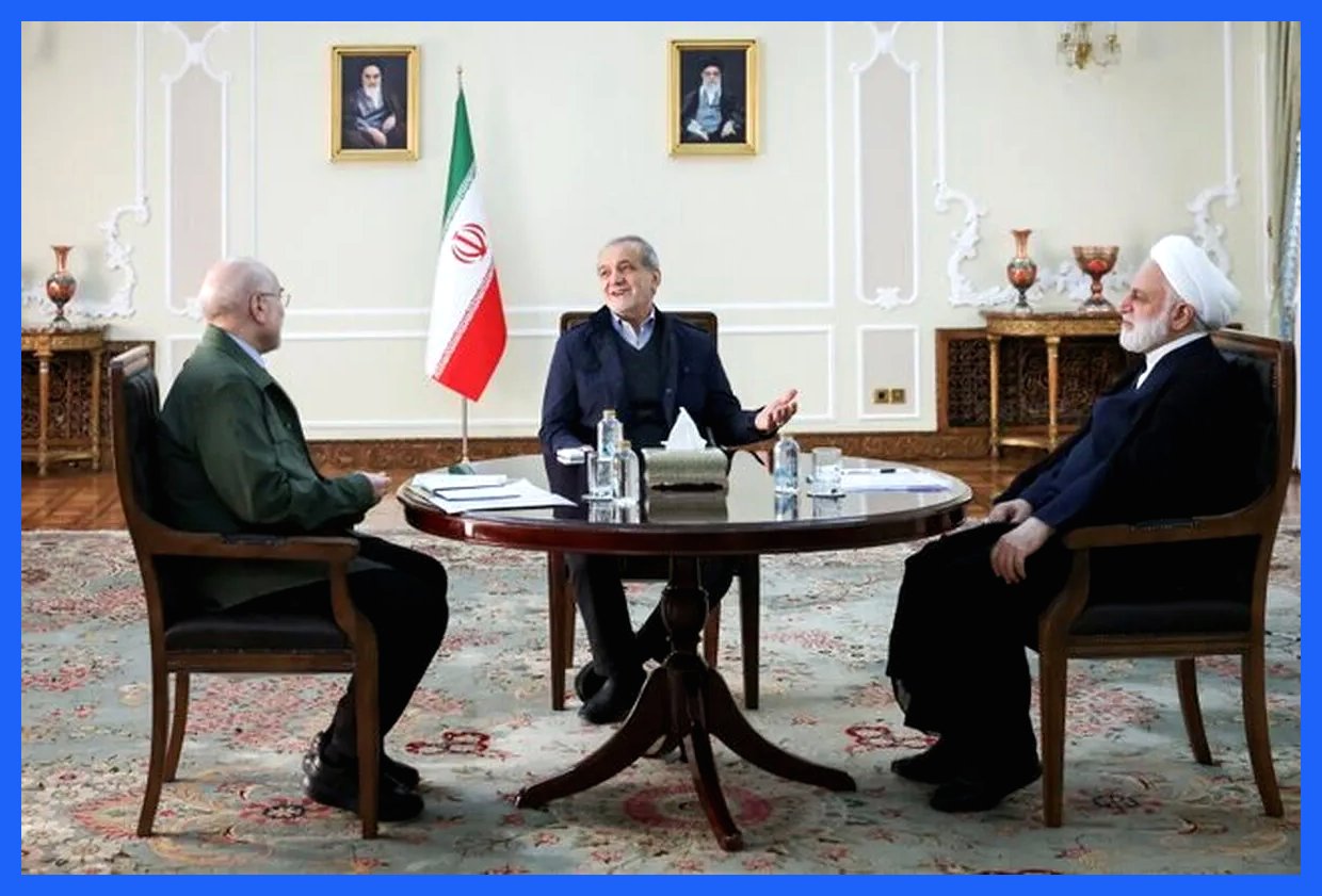 نشست مشترک سران قوای سه‌گانه به میزبانی رئیس‌جمهور برگزار شد. در این نشست، موضوعات مهم کشور مورد بحث و بررسی قرار گرفت و تصمیمات لازم اتخاذ شد. این جلسه با هدف هماهنگی بیشتر میان نهادهای مختلف برای پیشبرد امور کشور برگزار گردید. به گزارش آگاهنا، حضور سران قوای مجری