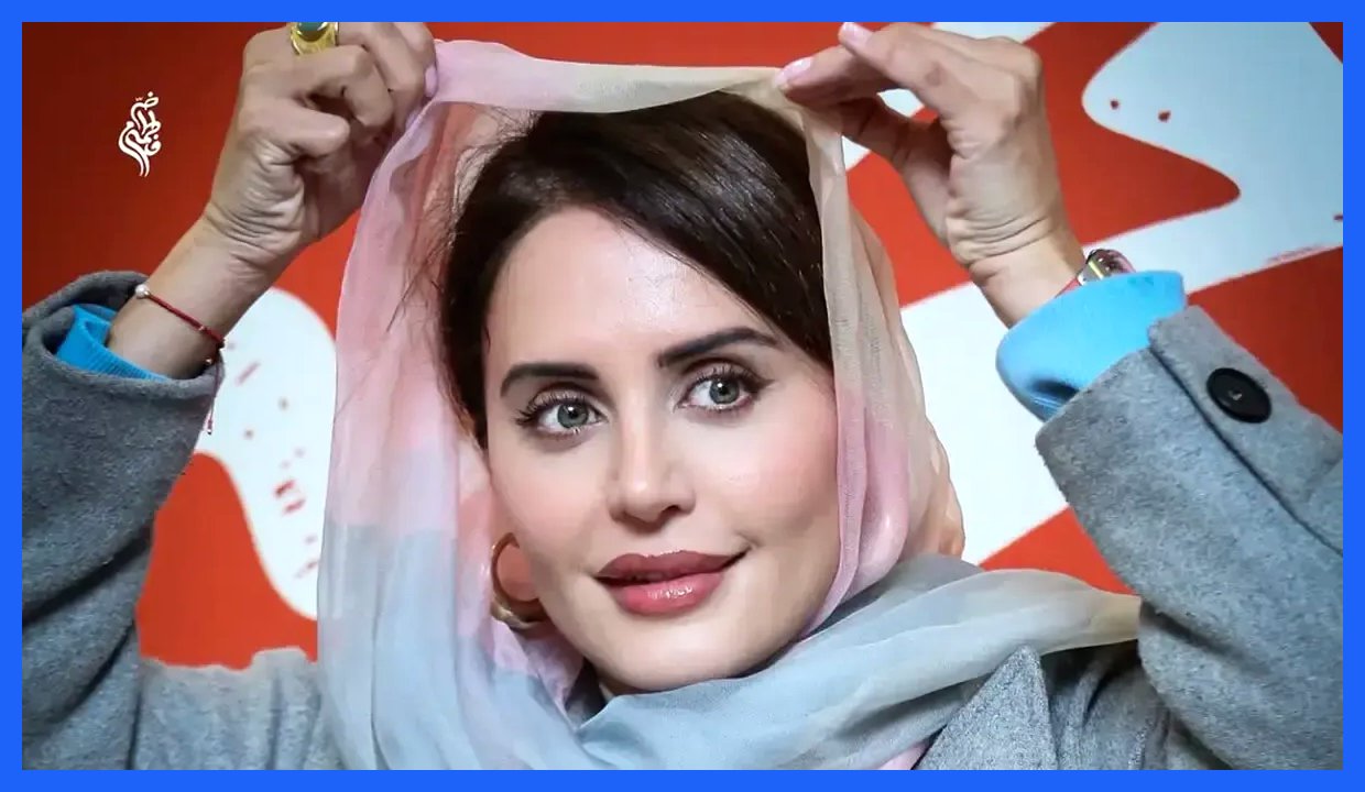 استایل پاییزی و شیک الناز شاکردوست با پالتوی طوسی و کیف صورتی در اکران «کج پیله» (عکس)