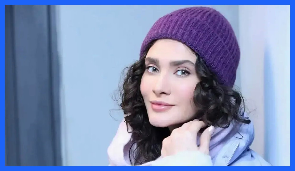 استایل پاستلی ساناز سعیدی؛ هماهنگی دلنشین کاپشن آبی روشن و کلاه بافت بنفش (+عکس)