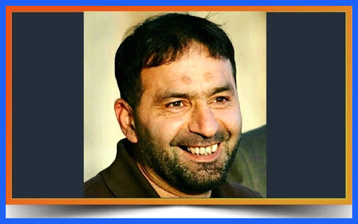 پدر صنعت موشکی در حال رصد دشمن در جبهه؛ یادگاری از دهه ۶۰ (عکس)