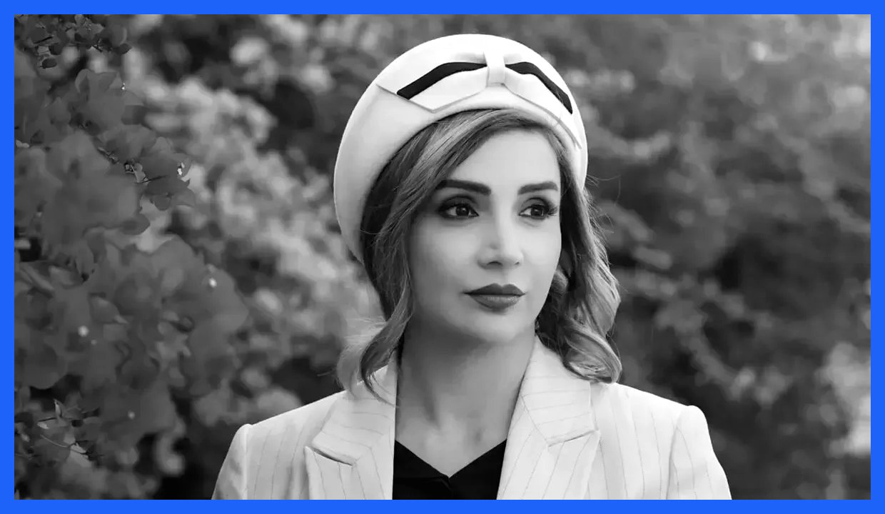 استایل کلاسیک شبنم قلی‌خانی در دبی با کلاه سفید و جاکت خط‌دار (عکس)