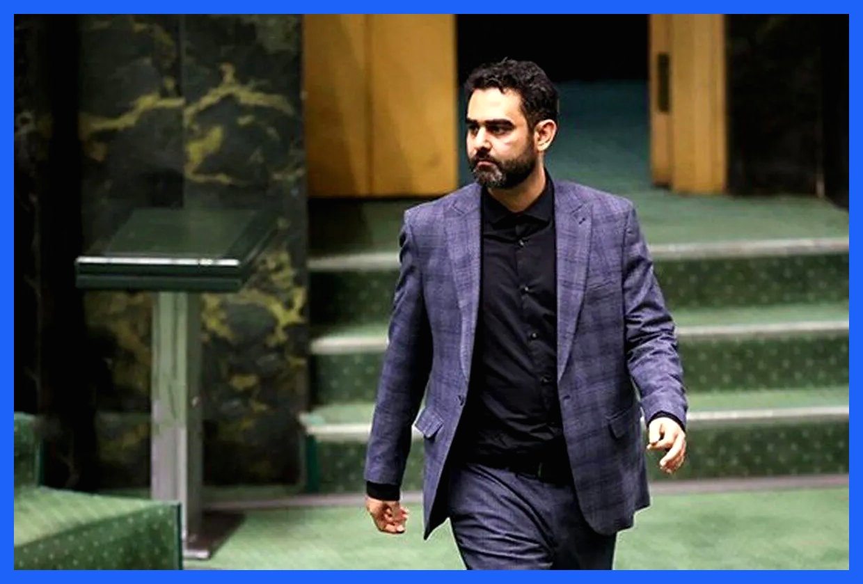 به گزارش آگاهنا، امیرحسین ثابتی در اظهارات خود با استفاده از دو واژه «ریاکاری» و «دروغ محض» انتقادات تندی را نسبت به برخی رفتارها و اظهارات در مجلس مطرح کرد. وی با بیان این مطالب، به شدت به وضعیت موجود انتقاد کرد و آن را به «عربده